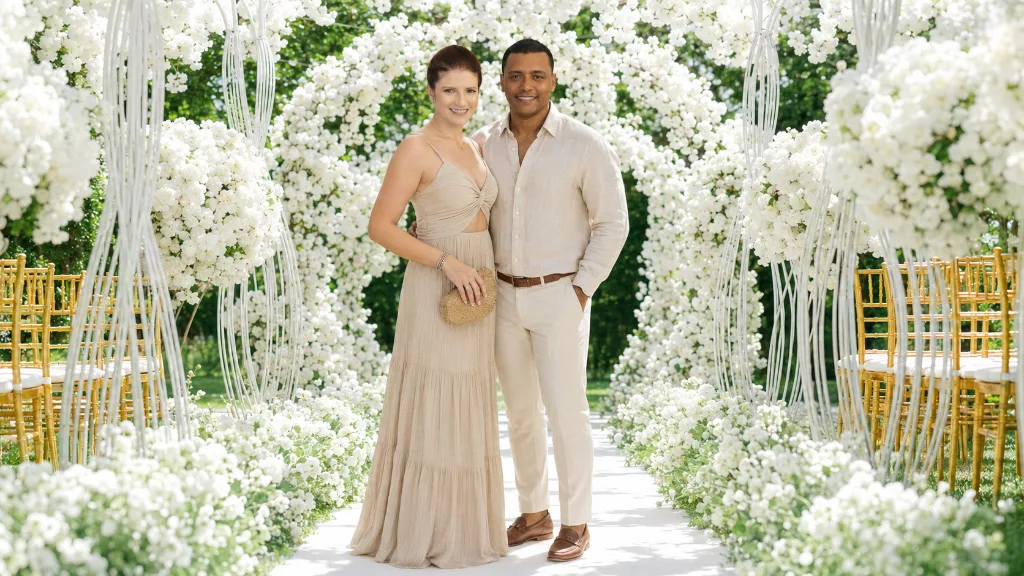 Casal apaixonado em ensaio fotográfico pré-casamento